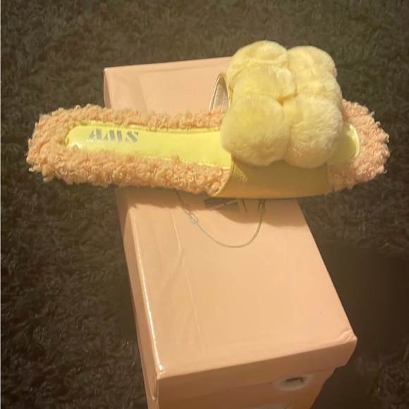 Flat yellow sandal - Picture 2 of 4